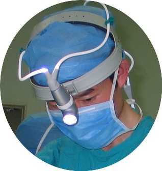 楊斌簡介照片1 聚(ju)精(jīng)會神手術(shù)中(zhong).jpg